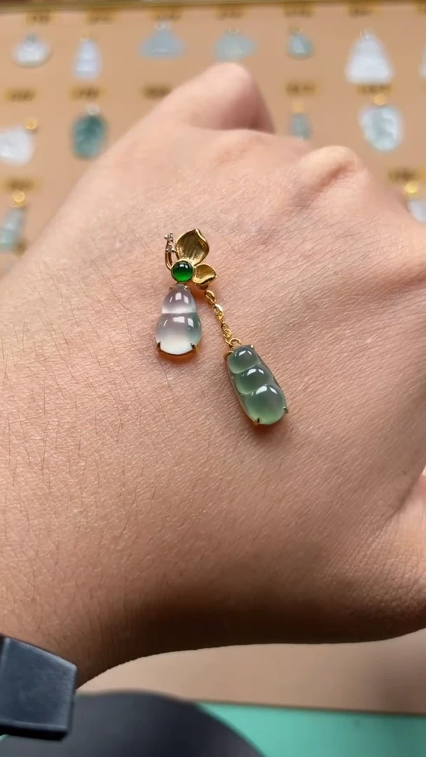 翡翠18K金镶嵌颈饰葫芦豆子