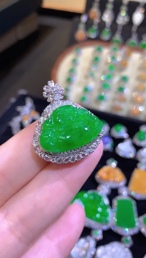 颈饰18K金镶嵌翡翠高冰满绿弥勒佛吊坠