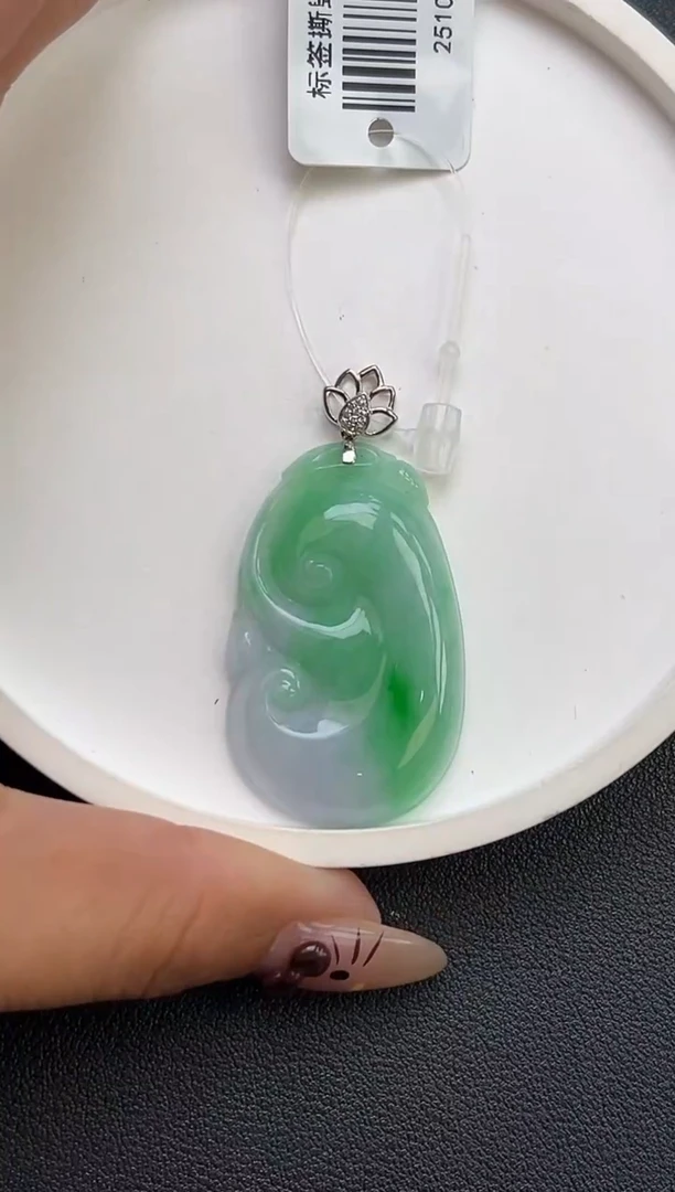 颈饰18K金镶嵌翡翠如意