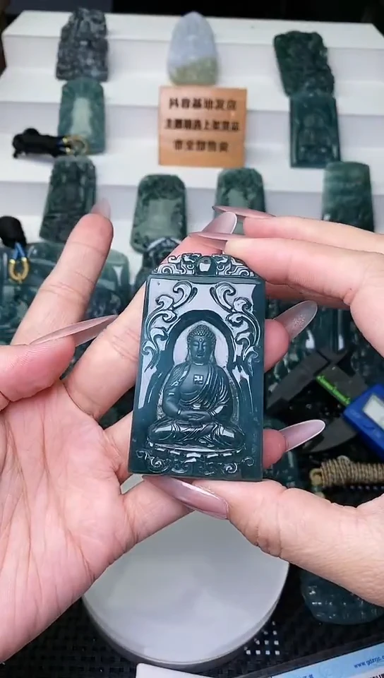 颈饰未镶嵌翡翠