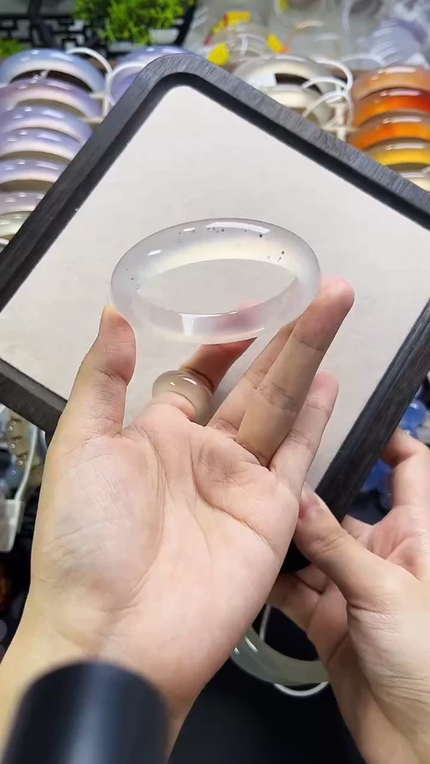 手镯玛瑙/玉髓未镶嵌56圈口玻璃底白冰