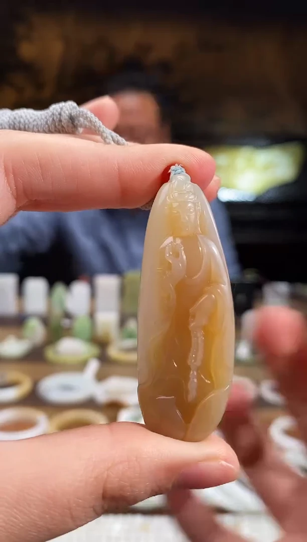 颈饰未镶嵌和田玉且末糖白 站观音
