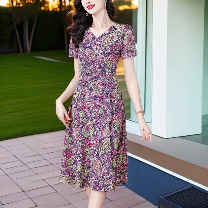 法式V领碎花漂亮独特连衣裙女2025新款今年流行妈妈夏装短袖裙子