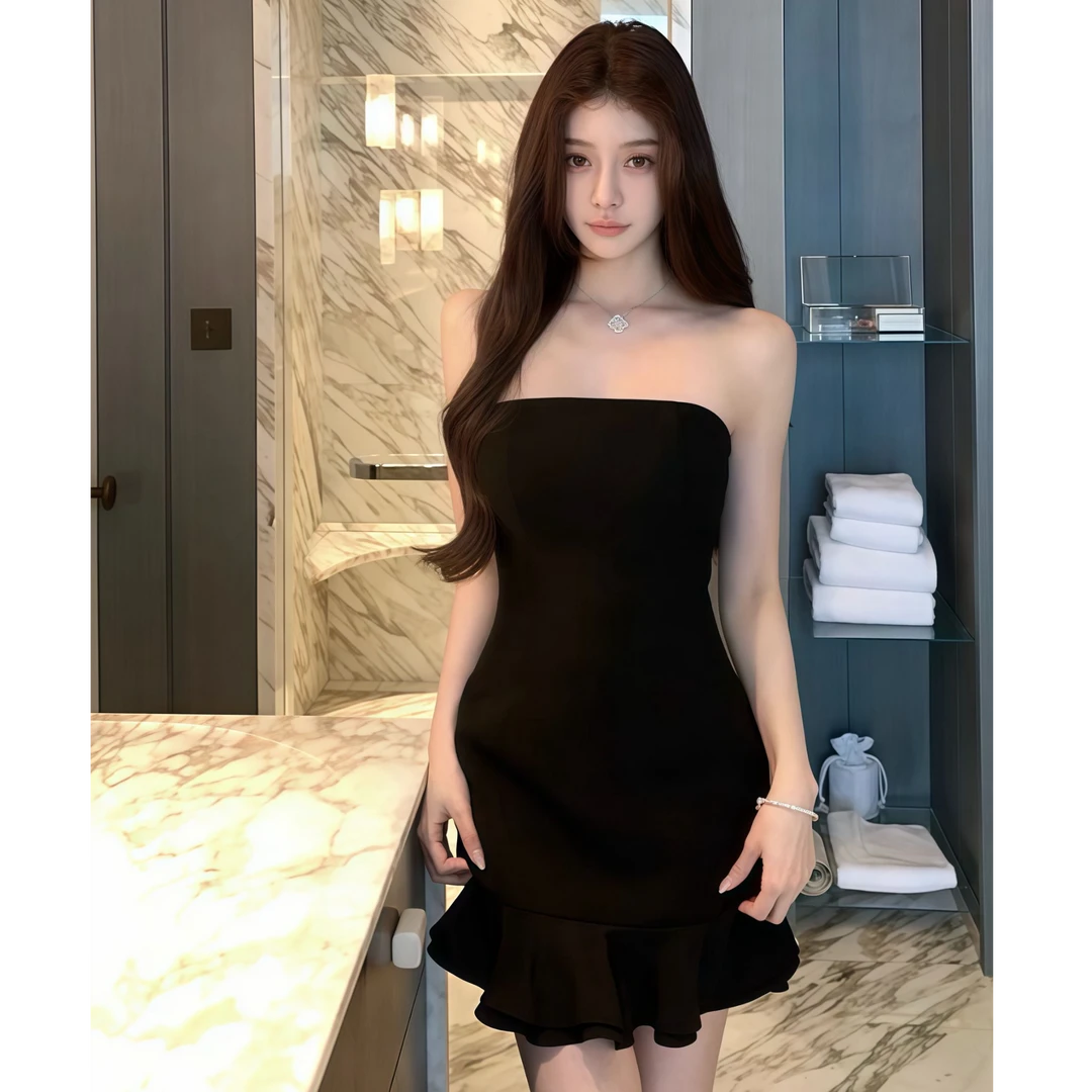 高级感小众轻奢时尚一字肩抹胸连衣裙2025夏季新款显瘦修身短裙