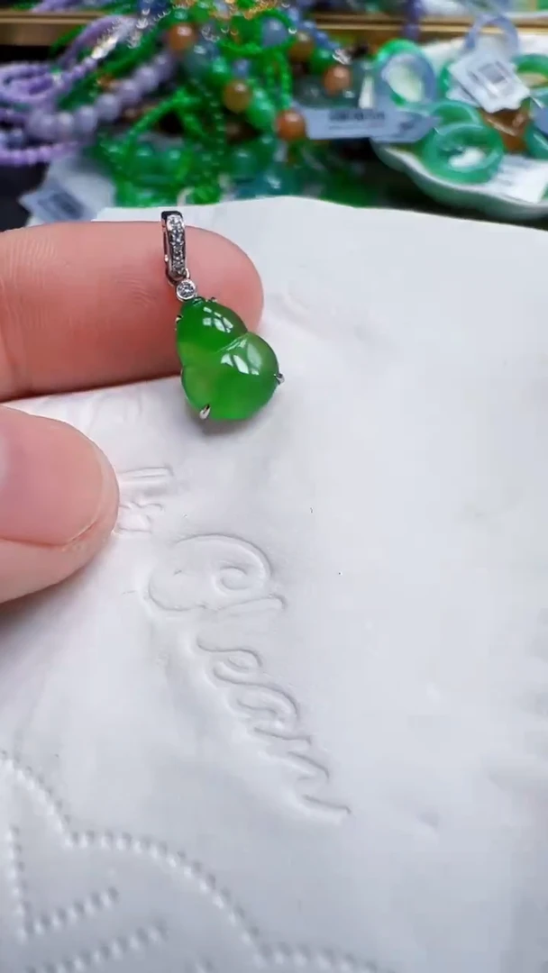 颈饰18K金镶嵌翡翠吊坠