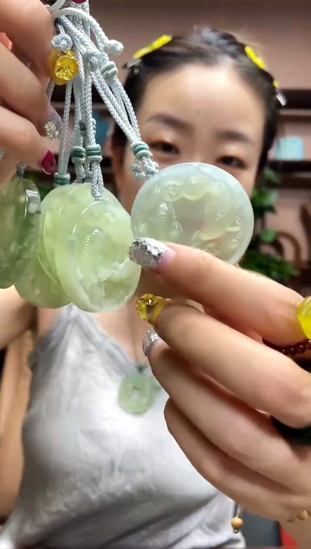 岫玉未镶嵌吊坠多样性发货发其中之一