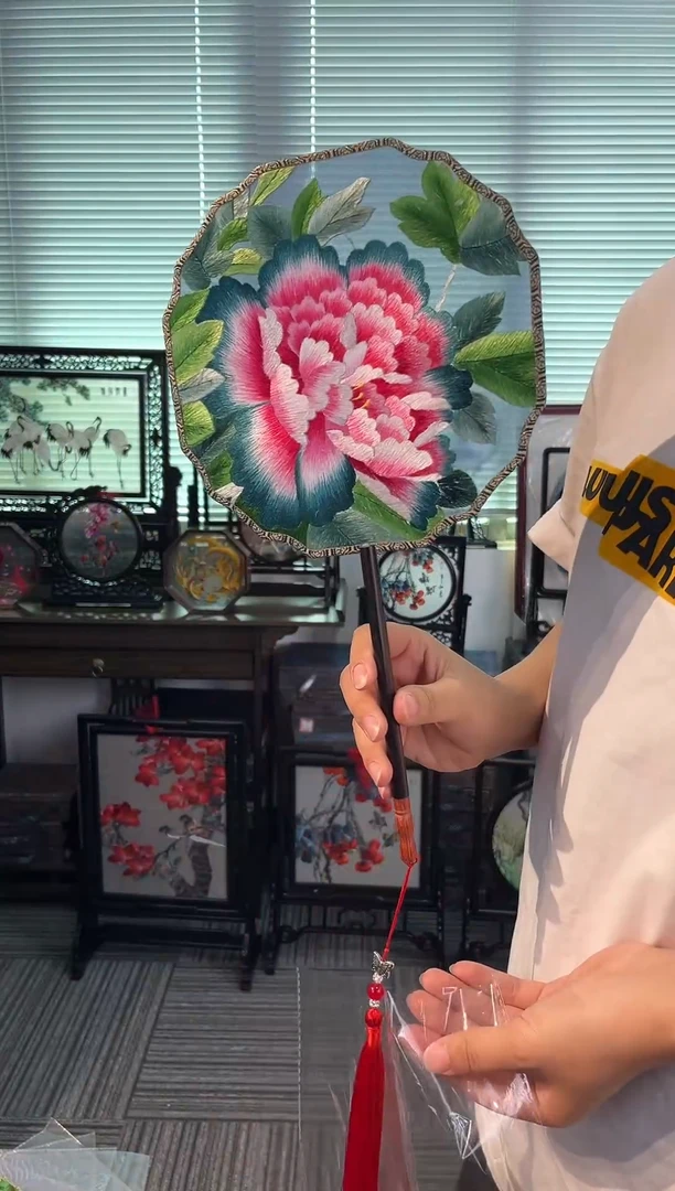 织绣以芊手扇扇子