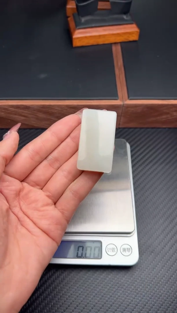 吊坠(赠链)未镶嵌和田玉黑山微色差JM