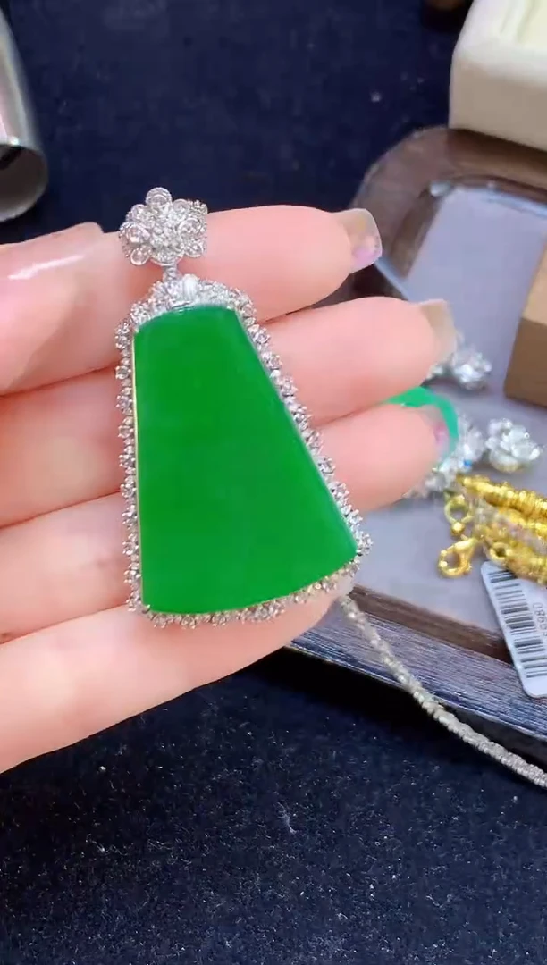 吊坠(不含链)18K金镶嵌翡翠多样性发其一