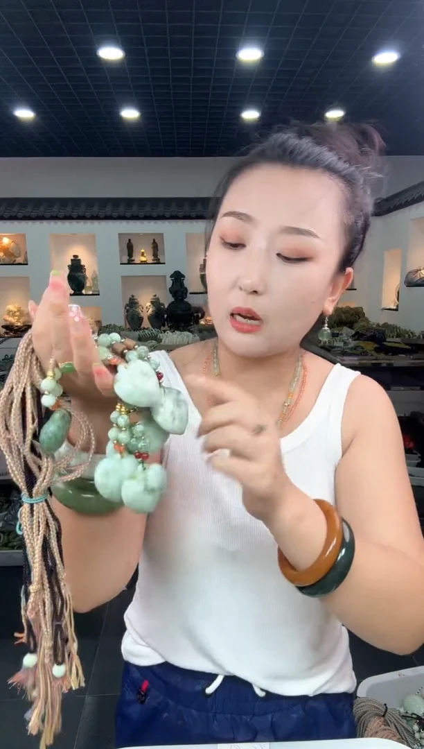 岫玉未镶嵌颈饰老油翠爱心