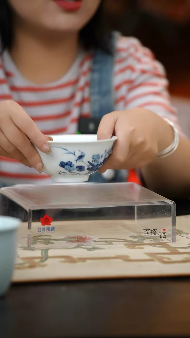 4个微瑕荷塘情趣5英寸碗