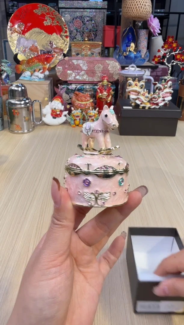 86七宝粉色旋转木马盒