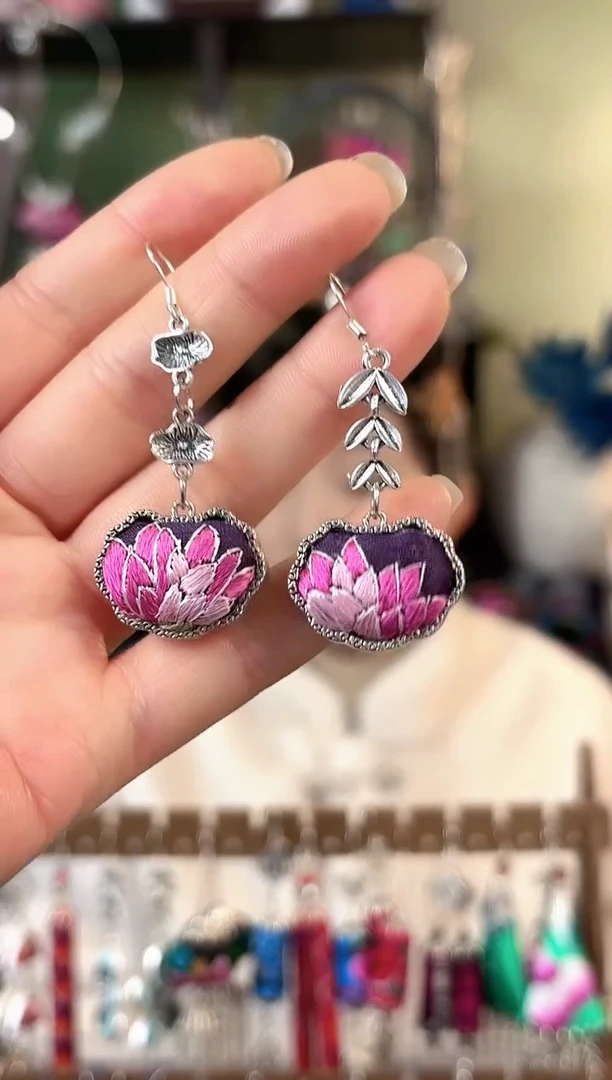 彩云南阁非遗老绣苗银饰品112