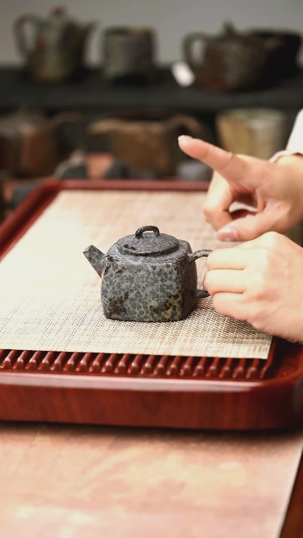 归玉堂冰碛岩重工雕刻豹纹小四方佛壶150cc