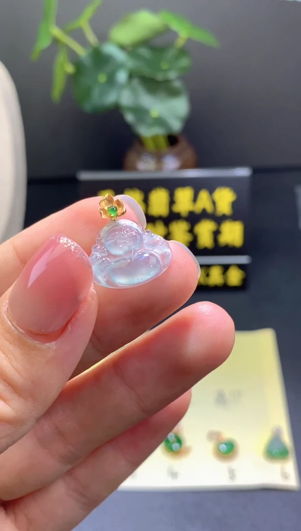 翡翠18K金镶嵌颈饰翡翠吊坠