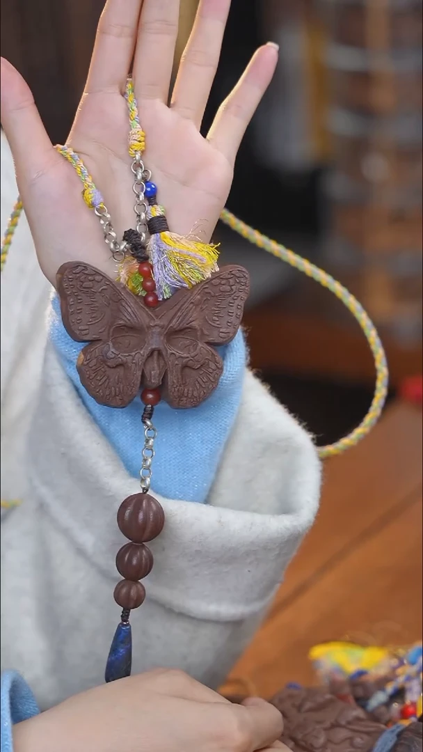 泥塑念慈 超大号自在蝴蝶设计款脖挂