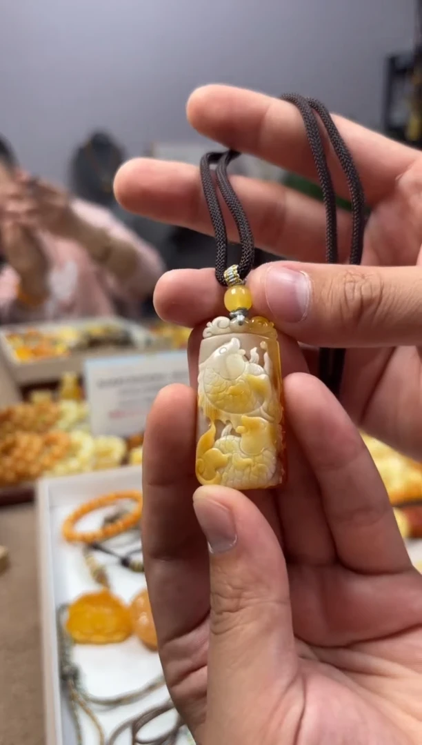 【闪购商品】蜜蜡裸石未镶嵌鱼牌