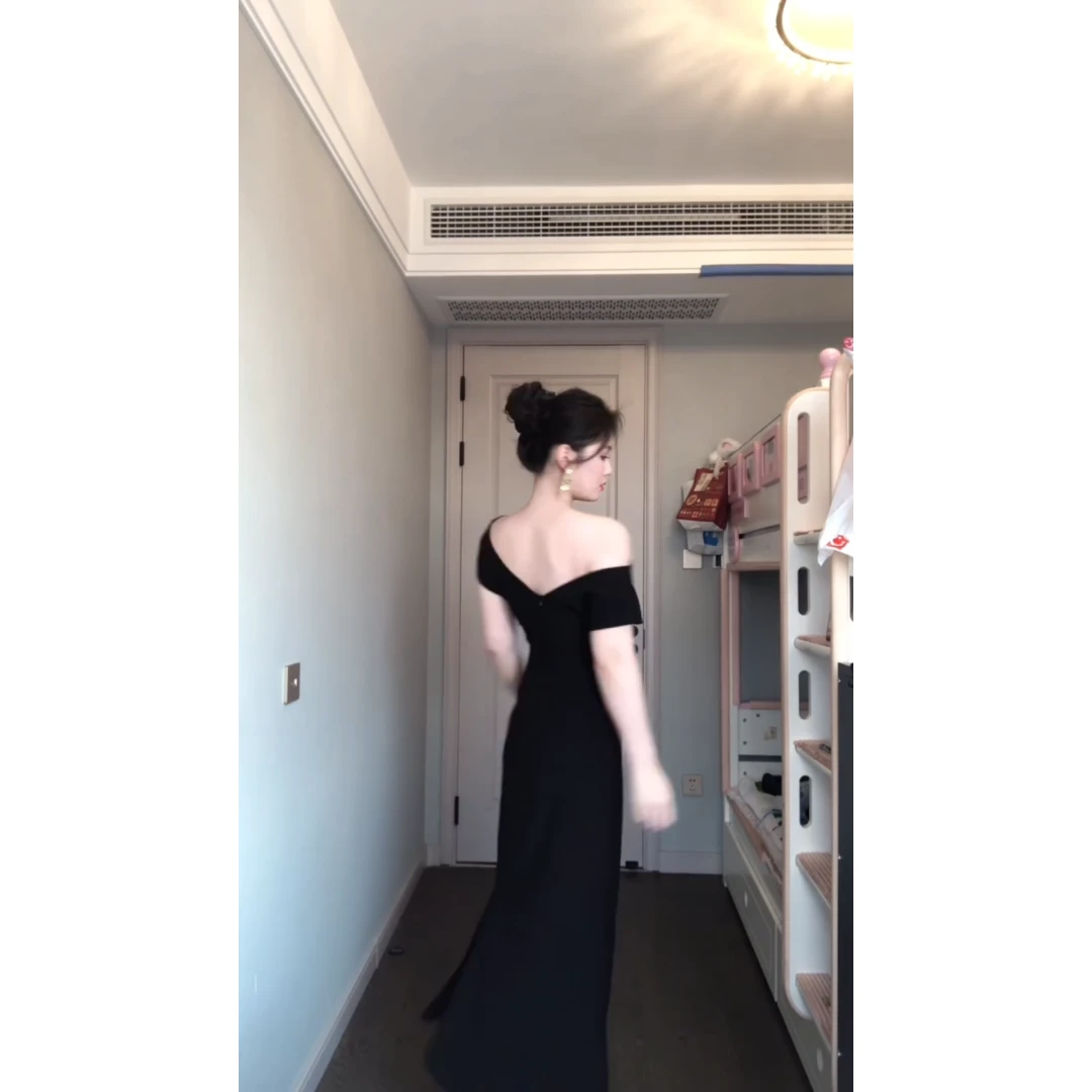 法式斜肩开叉连衣裙女夏季新款包臀裙气质辣妹性感一字肩长裙子