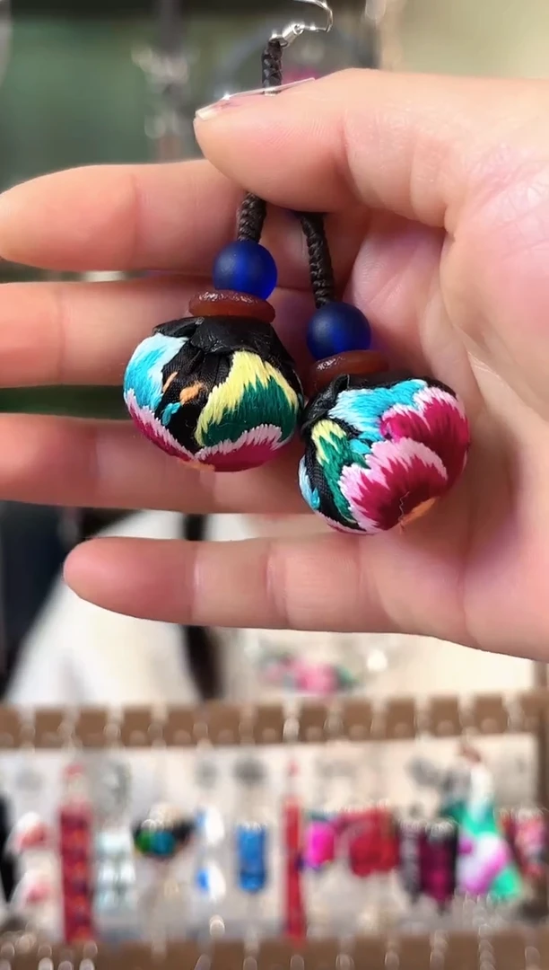 语*?彩云南阁非遗老绣苗银饰品138