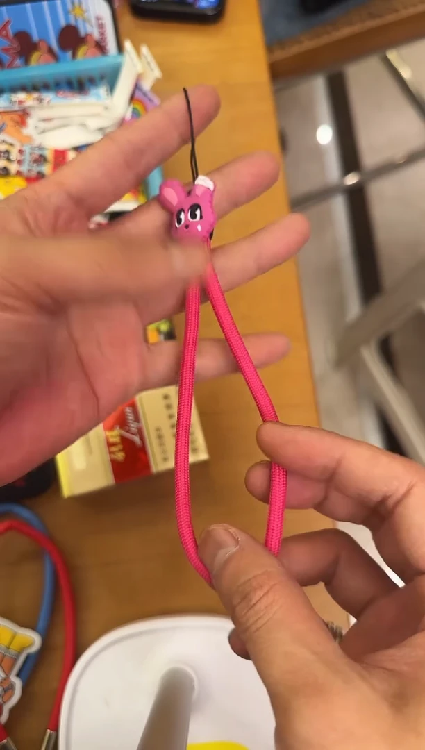 粉色疼痛兔挂绳来吧