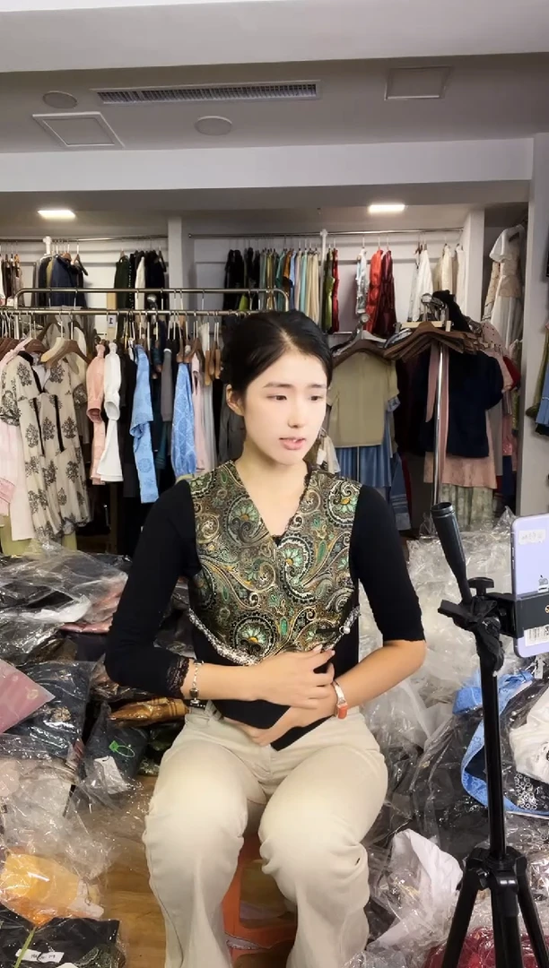 黑底彩凤尾马甲   L    120