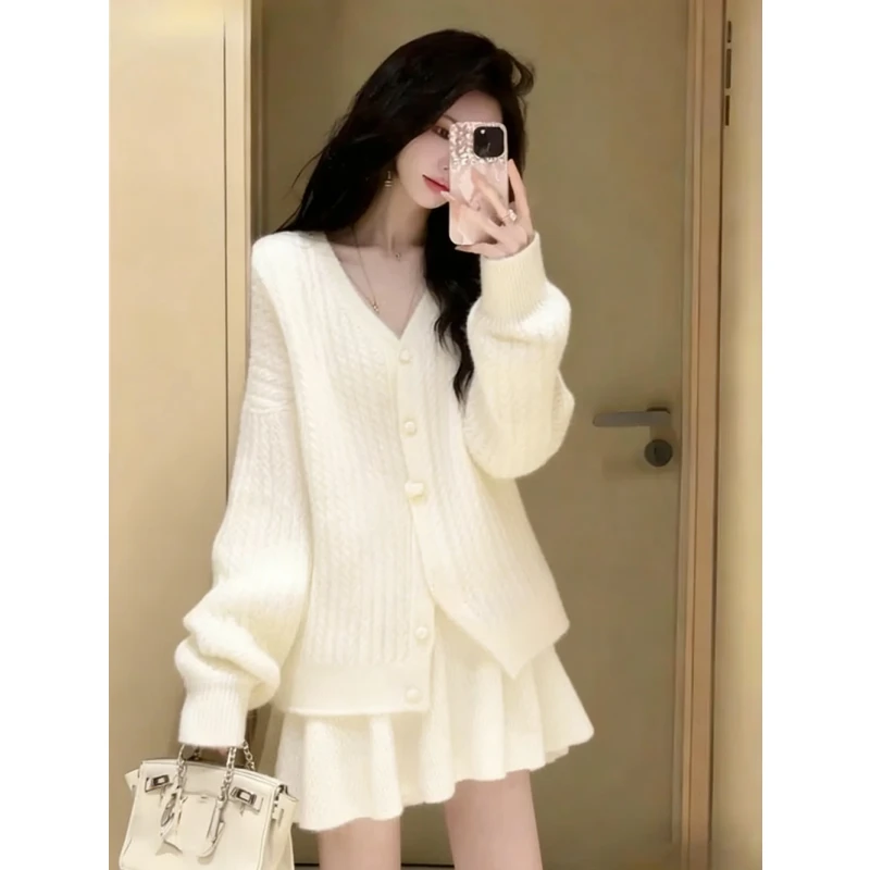 小个子米白色毛衣套装2025新款秋冬慵懒风穿搭针织上衣短裙两件套