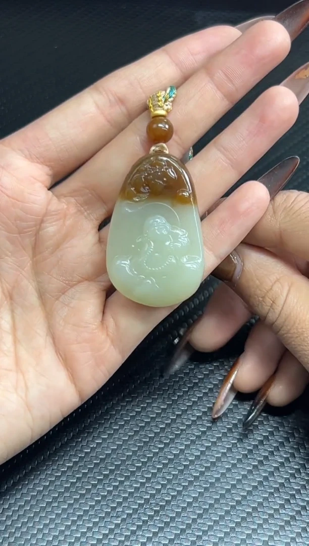 吊坠(赠链)未镶嵌和田玉若羌微色差吊坠