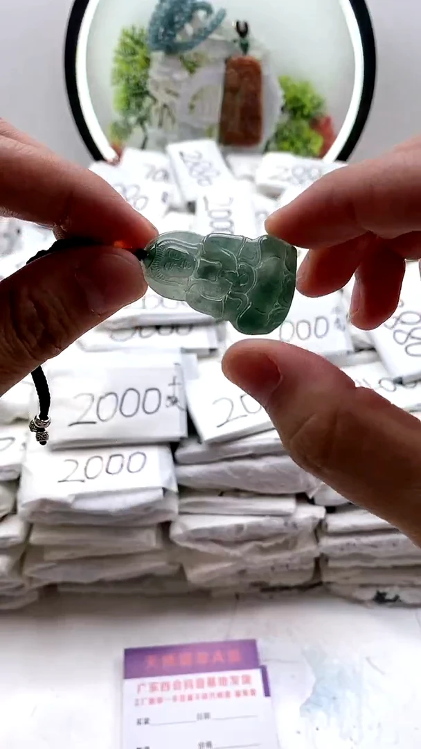 翡翠未镶嵌颈饰小观音