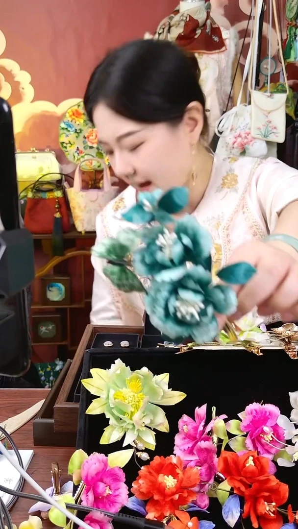 纯铜合金琉璃非遗绒花浅绿色带蝴蝶发饰