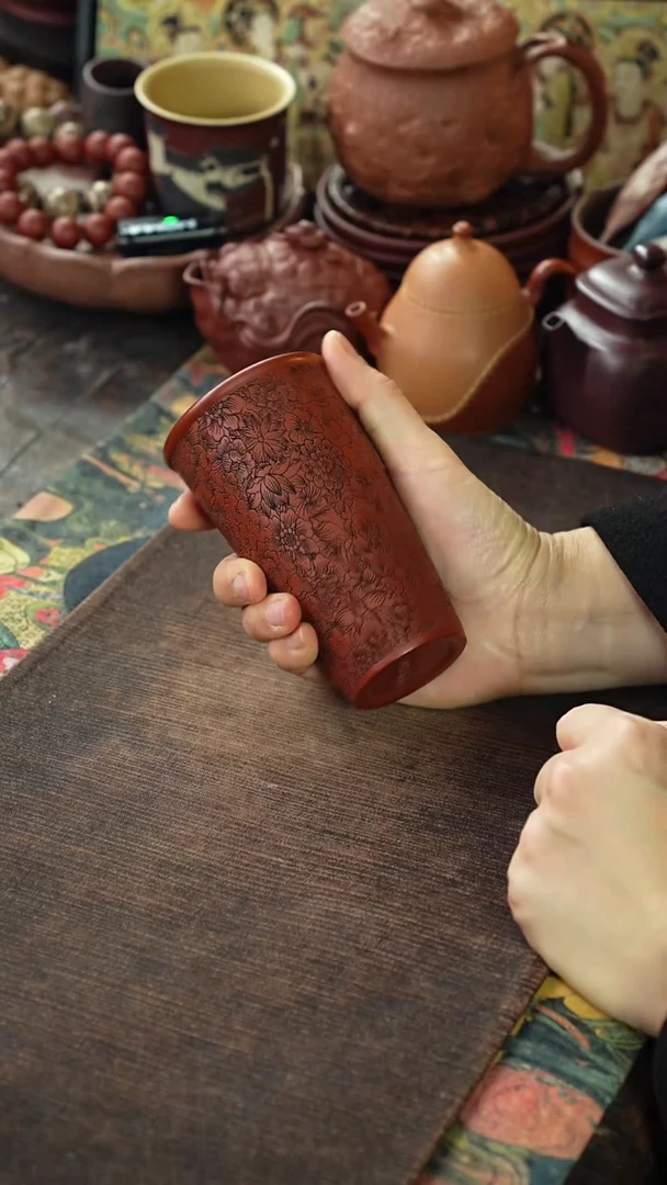 朱泥刻绘繁花紫砂杯