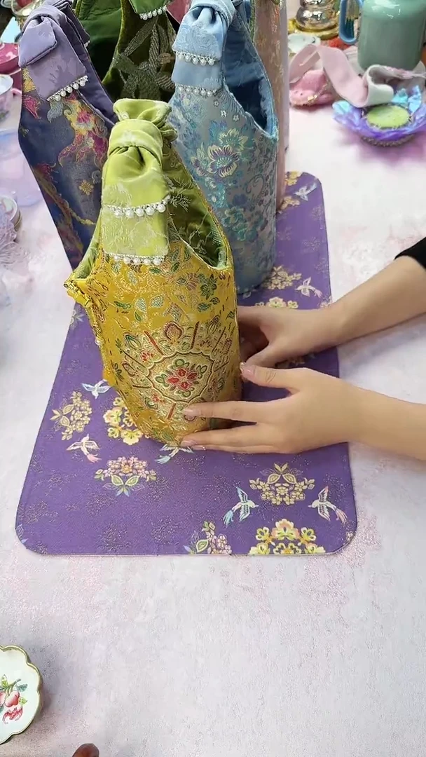 111金色宝相壶包