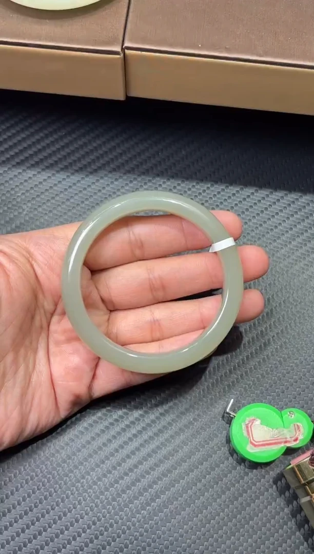 未镶嵌手镯和田玉且末微色差近矿54