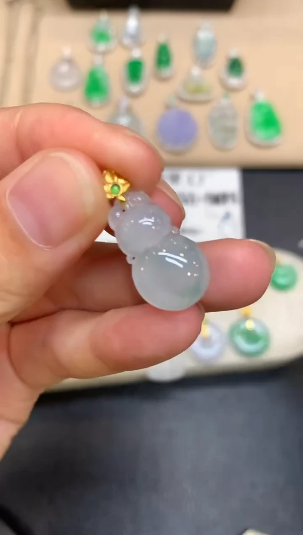 颈饰18K金镶嵌翡翠葫芦【无服务费