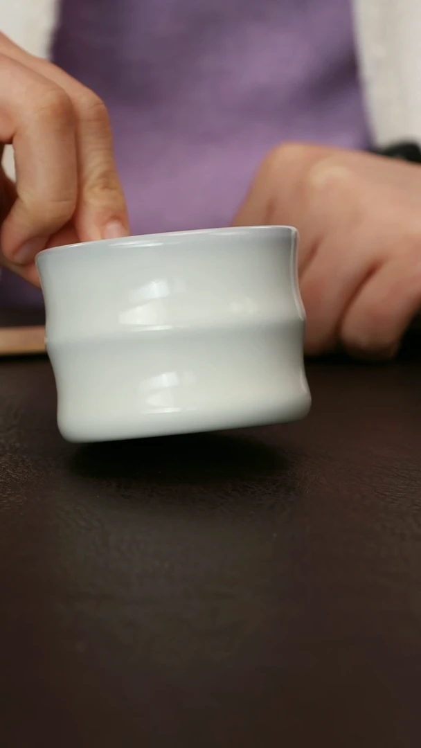 其他官窑月白釉竹节杯87