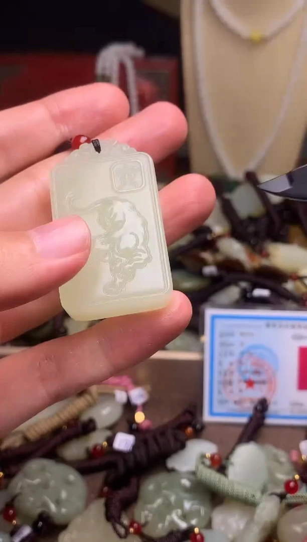 玉新疆料青海料清水吊坠