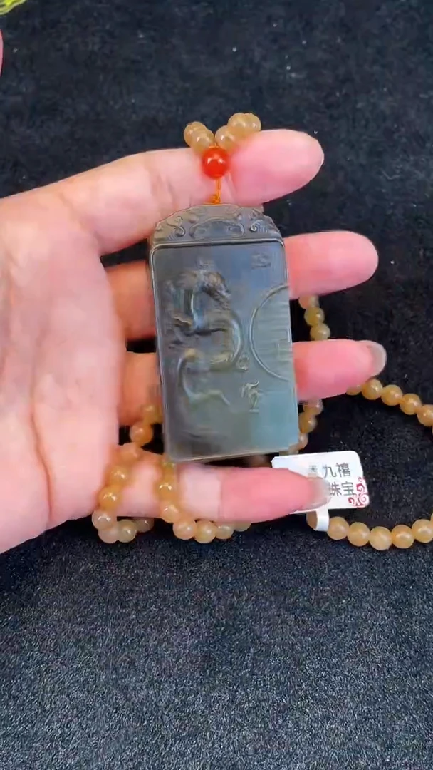 颈饰未镶嵌和田玉龙牌