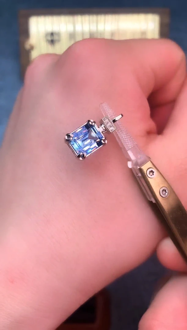 银S925镶嵌吊坠(赠链)海蓝宝石......