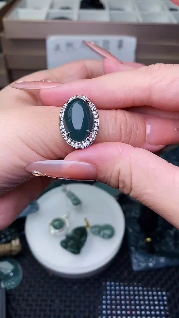 颈饰未镶嵌翡翠