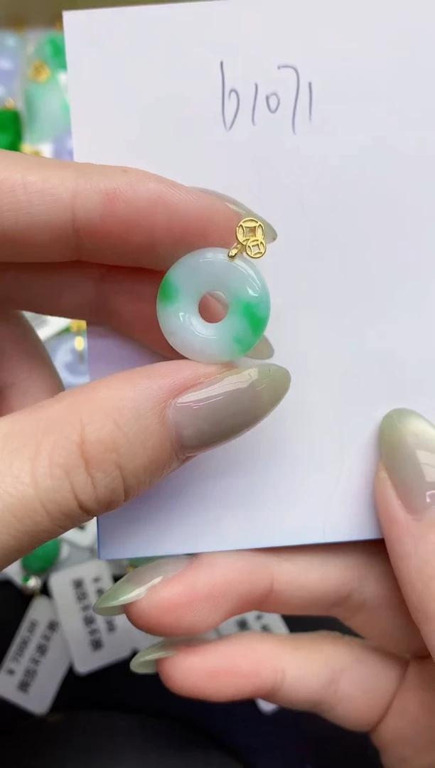 翡翠未镶嵌颈饰缅甸天然翡翠A货