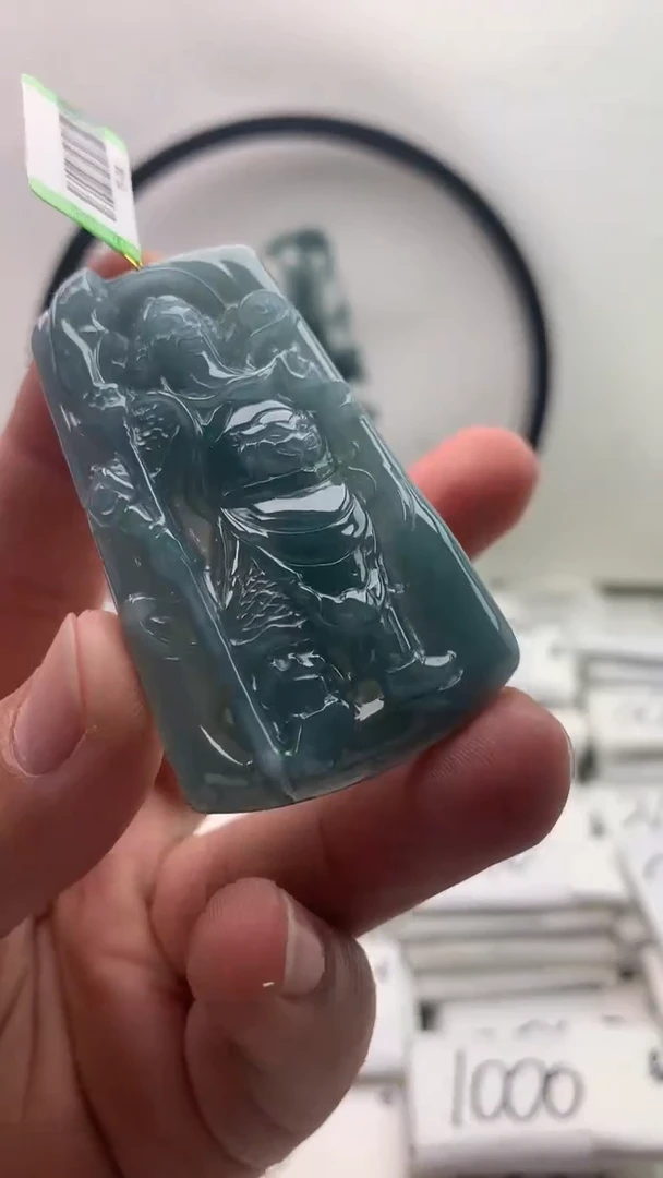 翡翠未镶嵌颈饰关公