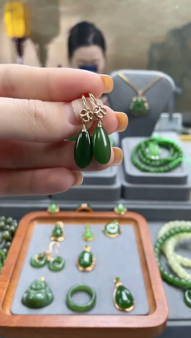 18K金镶嵌和田玉耳饰18K金镶嵌 和田玉 耳饰