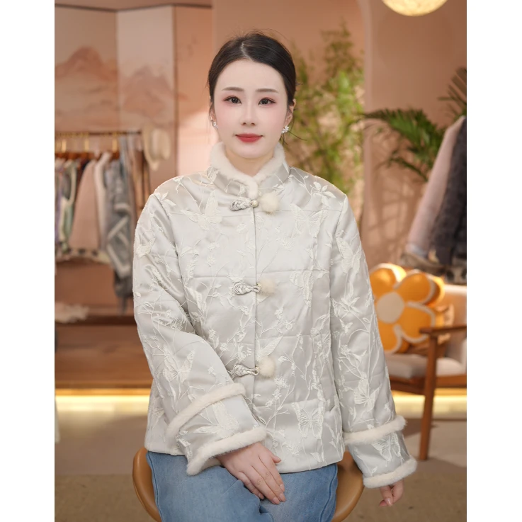 《 秋风渭水-棉服》2025年秋冬新款纯色刺绣简约大气加厚时尚减龄