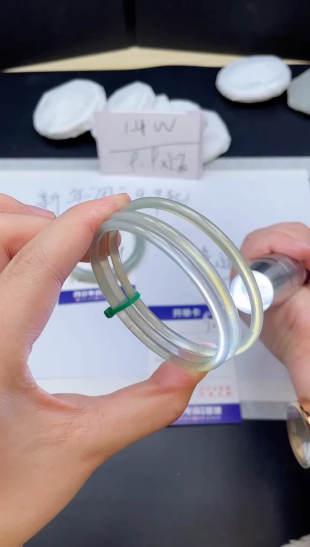 【闪购商品】石英质玉手镯未镶嵌70/56
