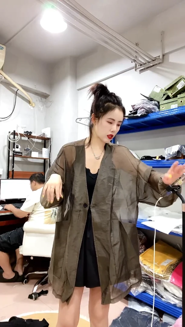 咖色的珠光纱料外套