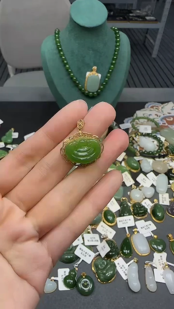 18K金镶嵌和田玉挂件1