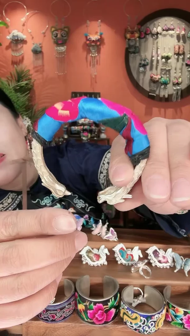 织绣手工苗绣刺绣手镯53