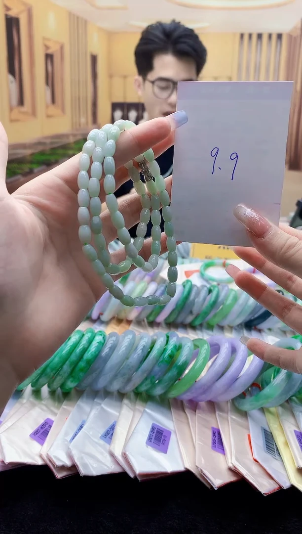 翡翠未镶嵌颈饰多样性发其一