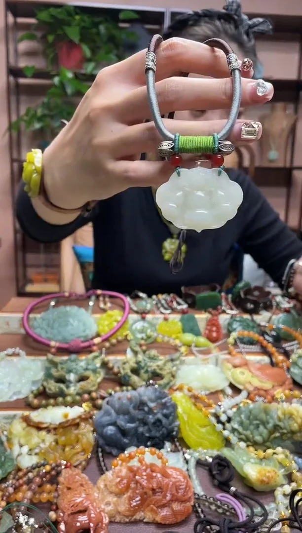 未镶嵌岫玉颈饰·1