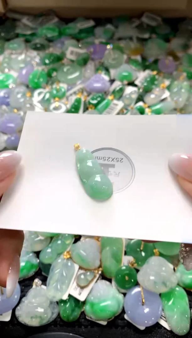 颈饰18K金镶嵌翡翠1111111111111111