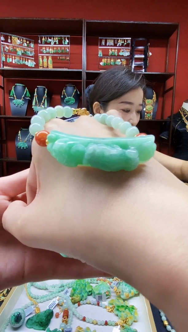 颈饰未镶嵌翡翠浴**生翡翠吊坠